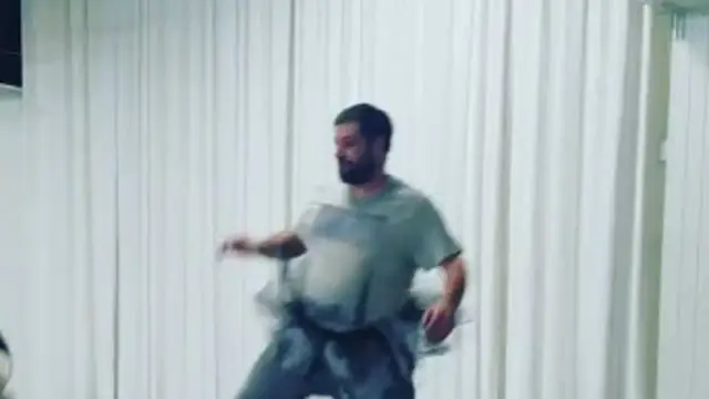 Un padre en la clase de ballet de su hija