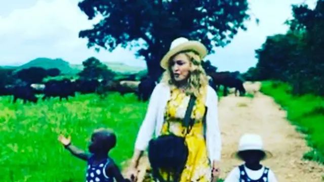 Madonna con Stella y Esther, las gemelas de Malawi que ha adoptado