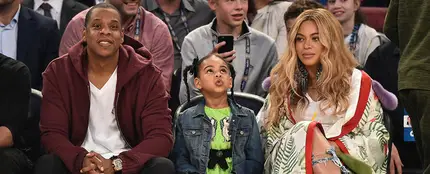 Beyoncé, Blue Ivy y Jay Z disfrutan de un partido de la NBA Beyoncé, Blue Ivy y Jay Z disfrutan de un partido de la NBA