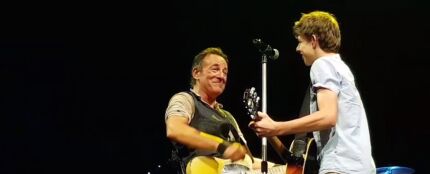 Bruce Springsteen y Nathan Testa durante el concierto en Brisbane