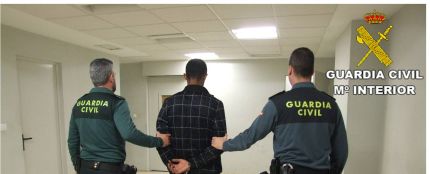 El detenido custodiado por dos agentes de la Guardia Civil. 