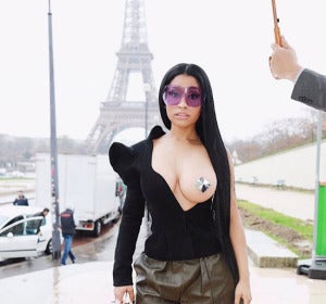 Nicki Minaj se pasea por París con un pecho al aire Nicki Minaj se pasea por París con un pecho al aire