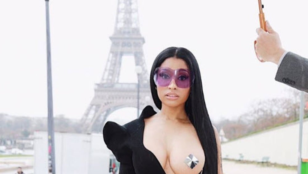 Nicki Minaj se pasea por París con un pecho al aire
