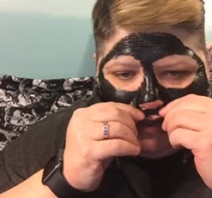 El sufrimiento de retirarse una mascarilla El sufrimiento de retirarse una mascarilla