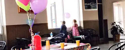 La pequeña Kinley junto a su amiga La pequeña Kinley junto a su amiga