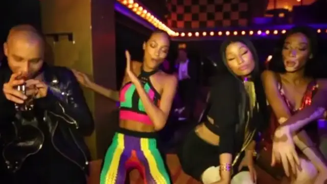 Nicky Minaj baila twerking en París