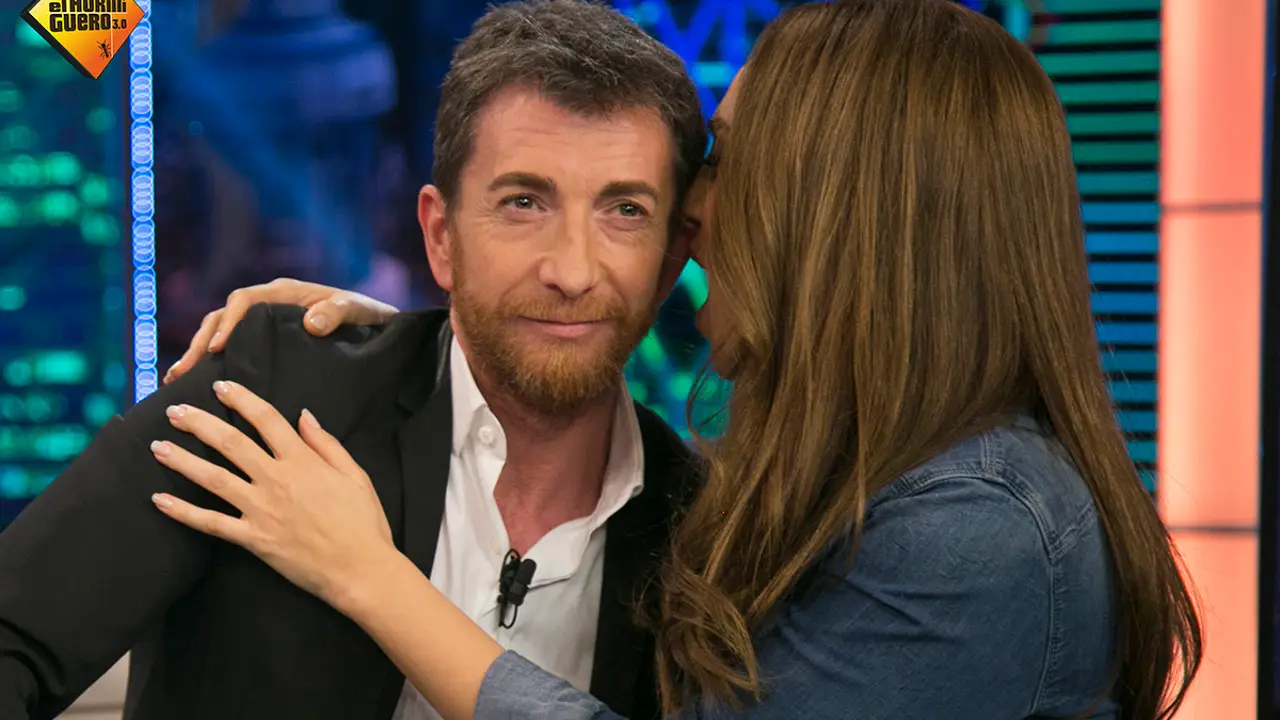Mónica Naranjo susurra al oído de Pablo Motos su 'aullido' más sensual Mónica Naranjo susurra al oído de Pablo Motos su 'aullido' más sensual