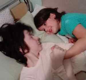 Una mujer queda en coma durante el parto y siete años más tarde conoce a su hija Una mujer queda en coma durante el parto y siete años más tarde conoce a su hija