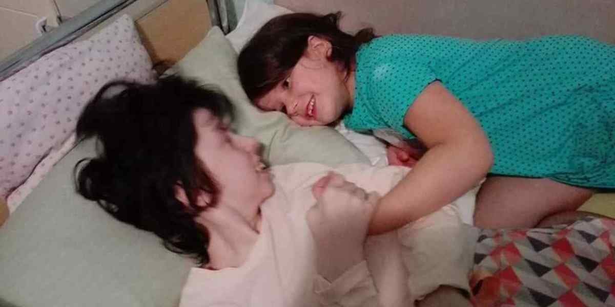Una mujer queda en coma durante el parto y siete años más tarde conoce a su hija