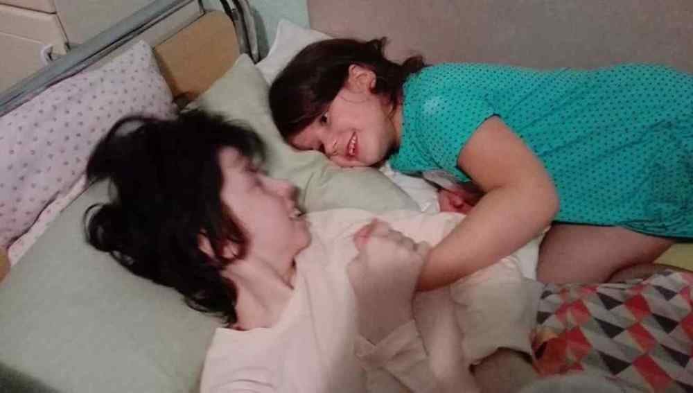  Una mujer queda en coma durante el parto y siete años más tarde conoce a su hija 