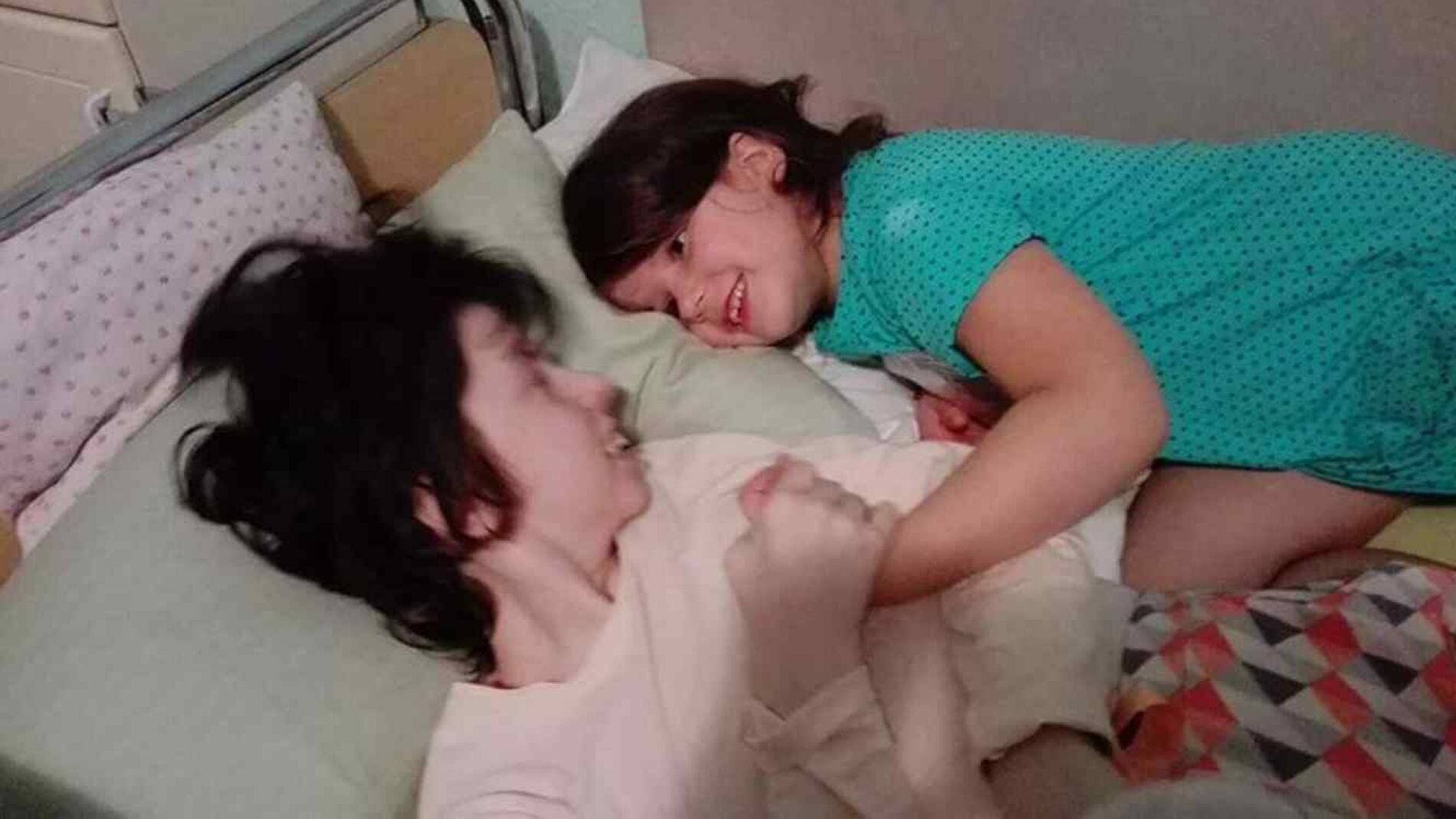  Una mujer queda en coma durante el parto y siete años más tarde conoce a su hija 
