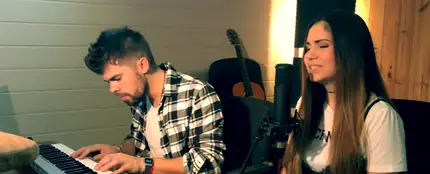 Sergio López y Carolina García haciendo su versión a piano de 'Despacito' Sergio López y Carolina García haciendo su versión a piano de 'Despacito'