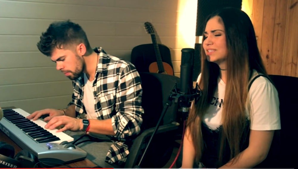Sergio López y Carolina García haciendo su versión a piano de 'Despacito'