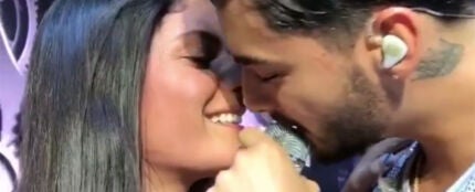 Maluma a punto de besar a una fan sobre el escenario