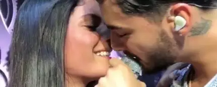 Maluma a punto de besar a una fan sobre el escenario Maluma a punto de besar a una fan sobre el escenario