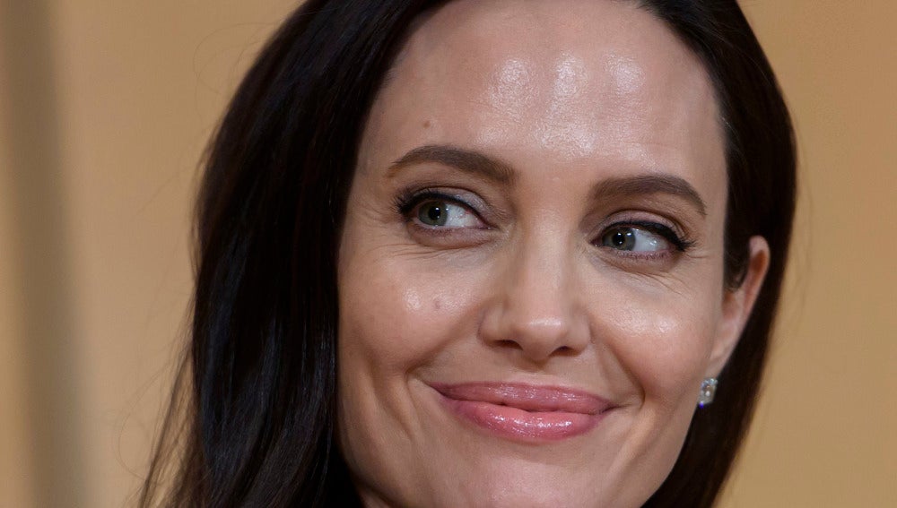 Angelina Jolie vuelve a sonreír después de que Brad Pitt haya hecho las paces con sus hijos