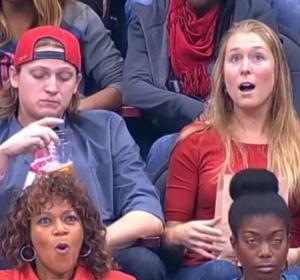 La pareja cuando es enfocada por la 'Kiss Cam' La pareja cuando es enfocada por la 'Kiss Cam'