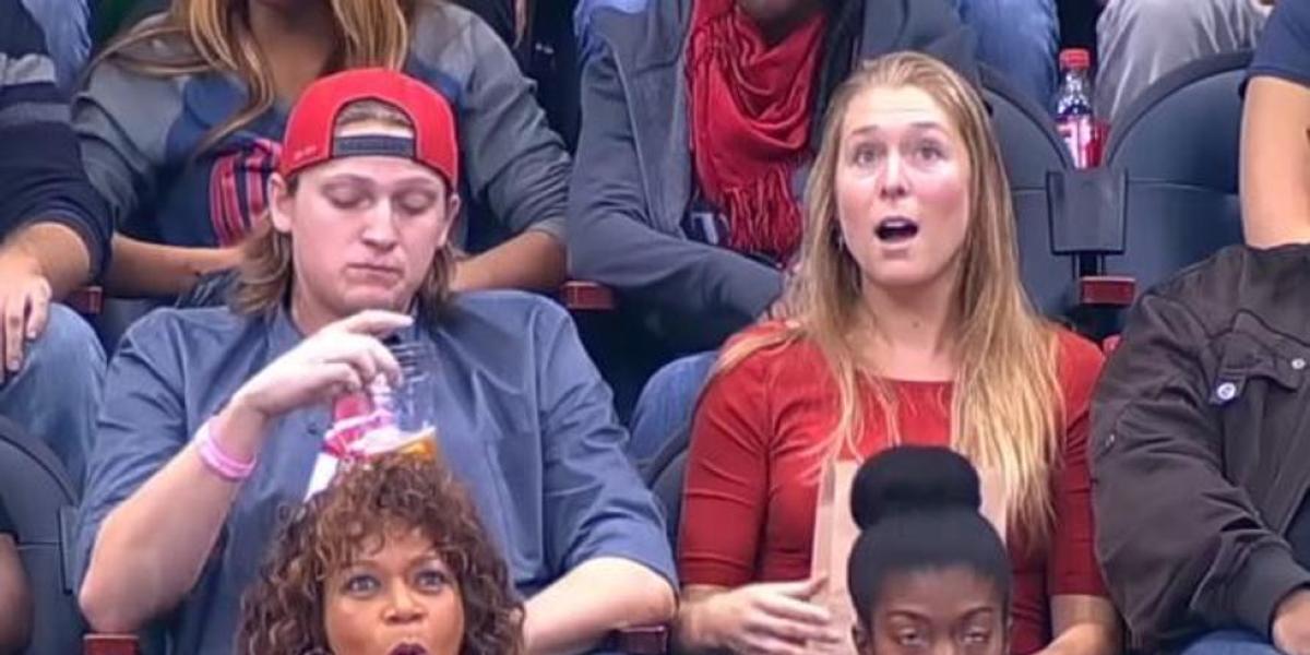 La pareja cuando es enfocada por la 'Kiss Cam'