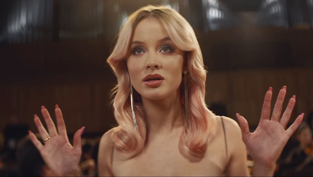 Zara Larsson en el videoclip de 'Symphony' de Clean Bandit