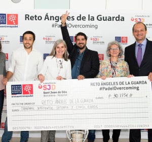 Antonio Orozco entregando el cheque de 30.000 euros para el proyecto 'Angeles de la Guarda' Antonio Orozco entregando el cheque de 30.000 euros para el proyecto 'Angeles de la Guarda'