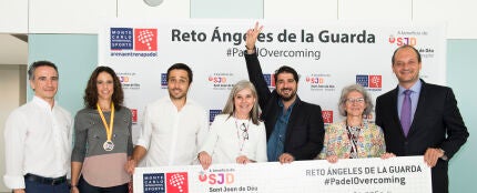 Antonio Orozco entregando el cheque de 30.000 euros para el proyecto &#39;Angeles de la Guarda&#39;