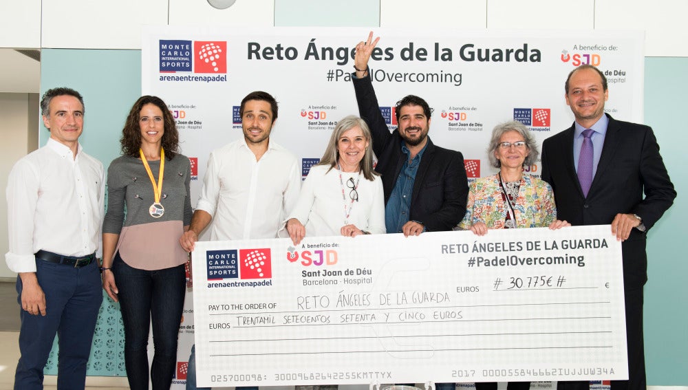 Antonio Orozco entregando el cheque de 30.000 euros para el proyecto 'Angeles de la Guarda'