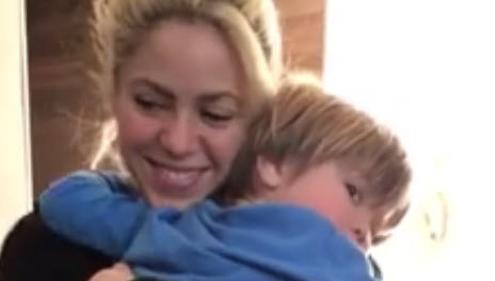 Shakira bailando bachata con su hijo Sasha