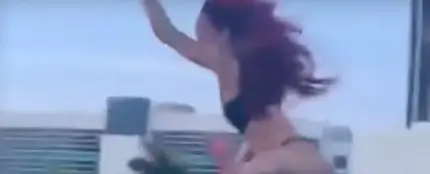 Se sube a un coche en marcha y hace twerking Se sube a un coche en marcha y hace twerking