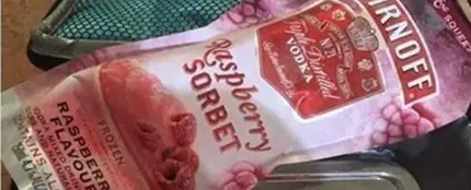 Una madre se confunde y pone un envase de vodka en el almuerzo de su hija Una madre se confunde y pone un envase de vodka en el almuerzo de su hija