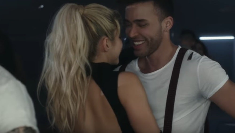 Shakira y Prince Royce en el videoclip de 'Deja Vu'