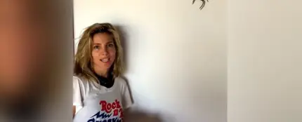 Elsa Pataky cazando una araña gigante Elsa Pataky cazando una araña gigante