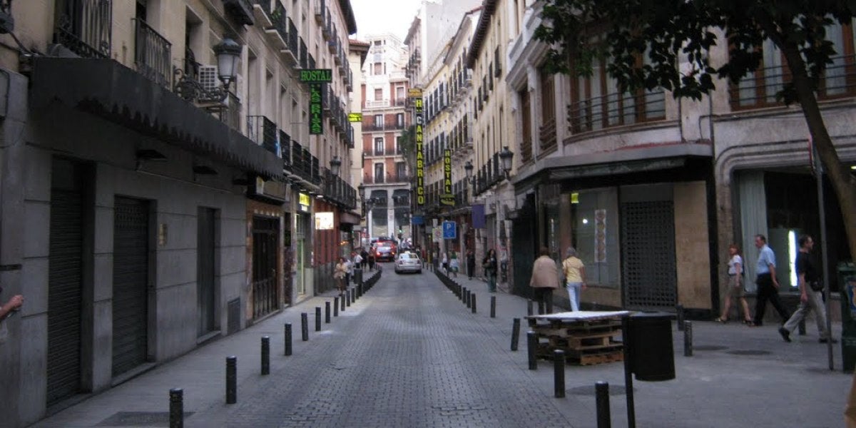 Calle de La Cruz, zona donde fue detenido por masturbarse en público