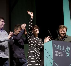 Los integrantes del grupo Triángulo de Amor Bizarro reciben el premio al Mujer Álbum del Año en los premios MIN Los integrantes del grupo Triángulo de Amor Bizarro reciben el premio al Mujer Álbum del Año en los premios MIN