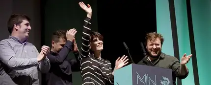 Los integrantes del grupo Triángulo de Amor Bizarro reciben el premio al Mujer Álbum del Año en los premios MIN Los integrantes del grupo Triángulo de Amor Bizarro reciben el premio al Mujer Álbum del Año en los premios MIN