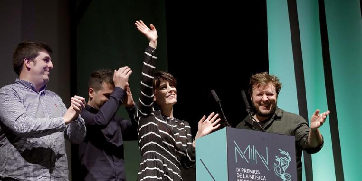 Los integrantes del grupo Triángulo de Amor Bizarro reciben el premio al Mujer Álbum del Año en los premios MIN