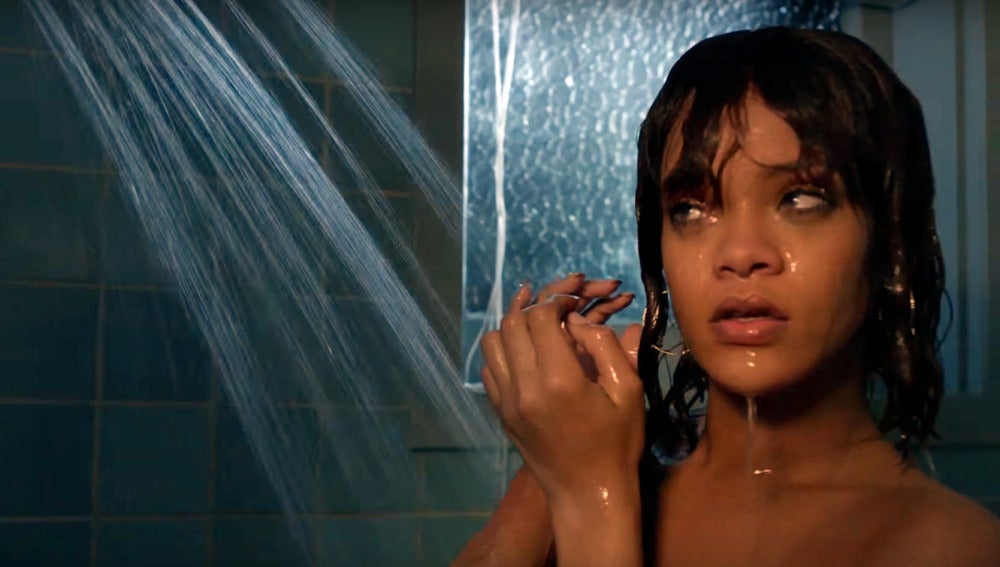 Rihanna en la mítica escena en la ducha de 'Psicosis'