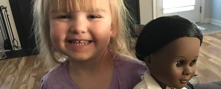 Sophia junto a su nueva muñeca