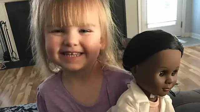 Sophia junto a su nueva muñeca