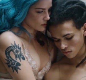 Halsey en el videoclip de 'Now or Never' Halsey en el videoclip de 'Now or Never'