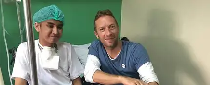 Chris Martin junto a Ken, un fan de Coldplay enfermo de cáncer Chris Martin junto a Ken, un fan de Coldplay enfermo de cáncer