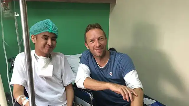 Chris Martin junto a Ken, un fan de Coldplay enfermo de cáncer