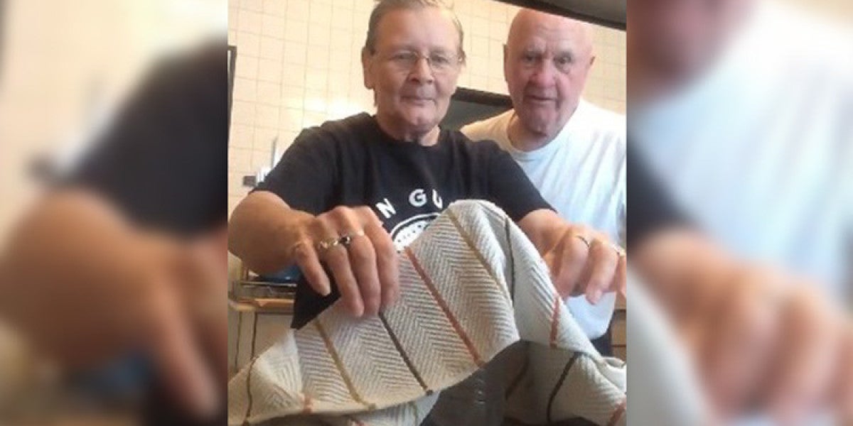 La abuela Marietta Spencer le gasta una broma a su marido
