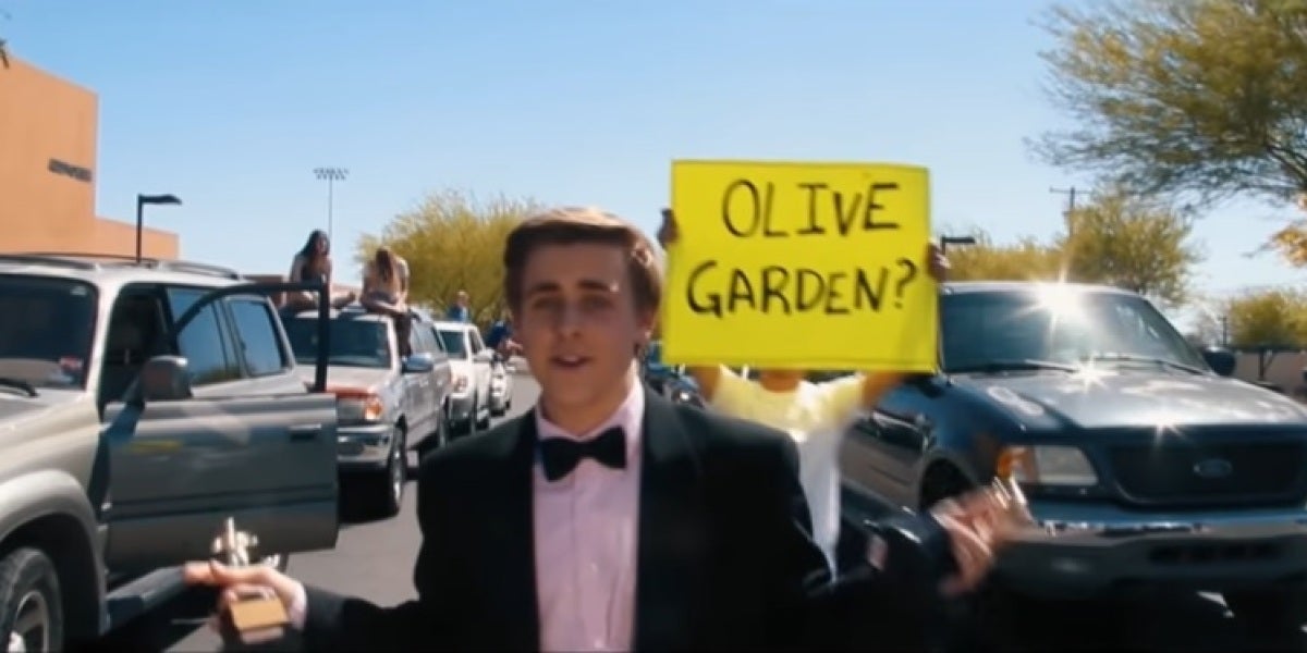 Recrea una escena de La la land para que Emma Stone lo acompañe a su graduación