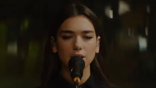 Dua Lipa canta en acústico 'Scared To Be Lonely', con Martin Garrix