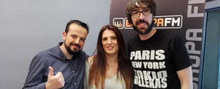 Ana ‘aNouC’ Oliveras, jugadora de eSports y creadora del equipo de Baskonia en deportes electrónicos, con Quique Peinado y Kiko Béjar en EuroPlay