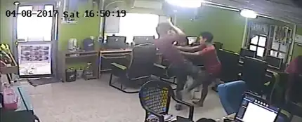 Una serpiente ataca a un joven en Tailandia Una serpiente ataca a un joven en Tailandia