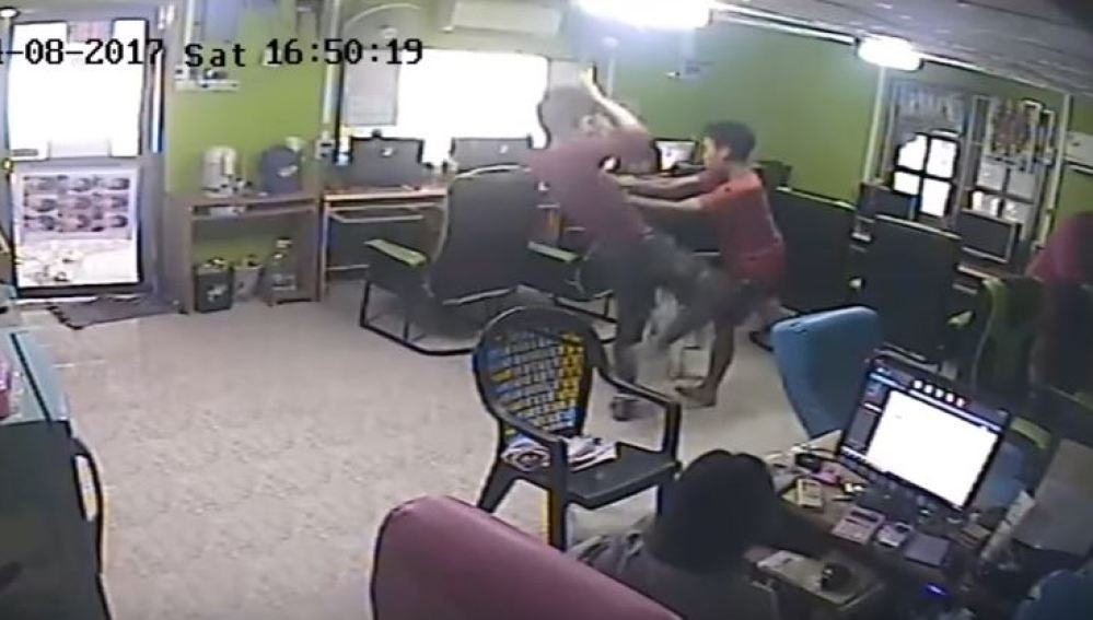 Una serpiente ataca a un joven en Tailandia