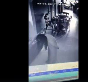 Las cámaras de seguridad graban la posesión demoníaca de una empleada del hogar Las cámaras de seguridad graban la posesión demoníaca de una empleada del hogar