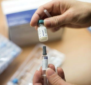 Una enfermera sostiene una vacuna contra el sarampión Una enfermera sostiene una vacuna contra el sarampión