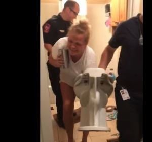 Una mujer se queda atascada en el váter Una mujer se queda atascada en el váter